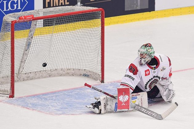 Brankář Frölundy Johan Mattsson dostává gól ve finále Ligy mistrů v Hradci Králové.