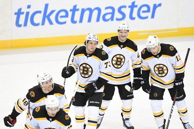 Hráči Bostonu se radují po vstřelení vedoucí branky ve třetí třetině zápasu proti New York Islanders.