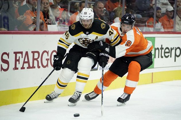 Útočník Bostonu David Krejčí (vlevo) v akci během přípravného zápasu s Philadelphií před startem nového ročníku NHL.
