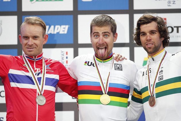 Slovenský mistr světa Peter Sagan (uprostřed), na stupních s ním jsou stříbrný Nor Alexander Kristoff (vlevo) a bronzový Australan Michael Matthews.