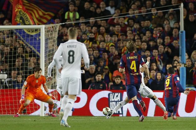 Luis Suárez (vpravo) střílí rozhodující gól v El Clásiku, brankář Realu Madrid Iker Casillas už nestačil zasáhnout.