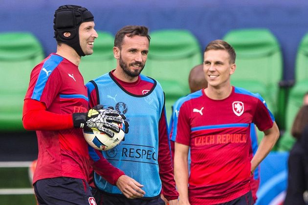 Čeští fotbalisté na tréninku před zápasem s Chorvatskem. Zleva brankář Petr Čech, obránce Tomáš Sivok a záložník Bořek Dočkal.