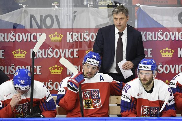 Český kouč Josef Jandač na střídačce. Pod ním zleva Radek Faksa (12), Tomáš Plekanec (14) a Robert Kousal