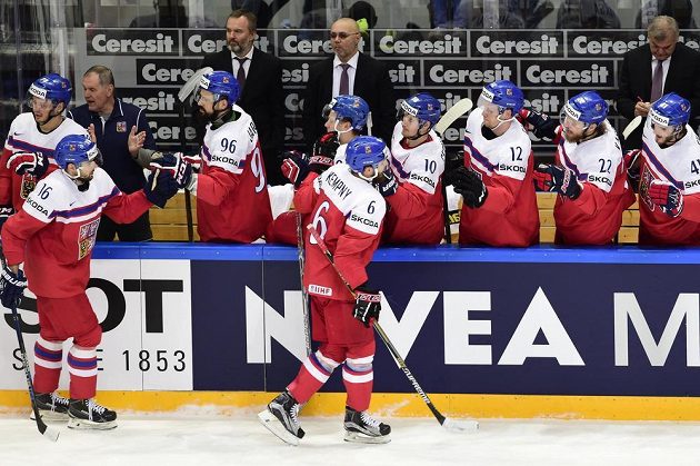 Čeští hokejisté slaví gól proti Švýcarsku. Na ledě autor vyrovnávací branky Michal Birner (vlevo) a obránce Michal Kempný.