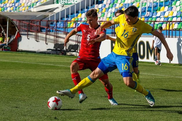 Česká devatenáctka vykročila do evropského šampionátu vítězně, neboť v Tbilisi porazila 2:1 Švédsko.