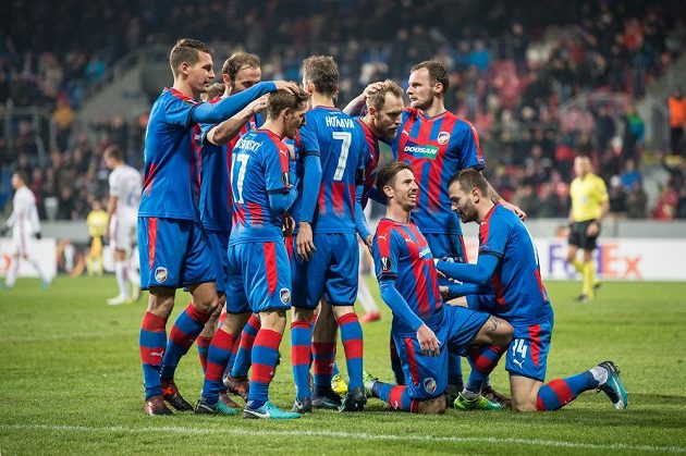 Fotbalisté Viktorie Plzeň oslavují gól Milana Petržely na 1:0 během utkání základní skupiny Evropské ligy s FCSB. Po závěrečném hvizdu mohl tým slavit i postup do jarní fáze Evropské ligy.