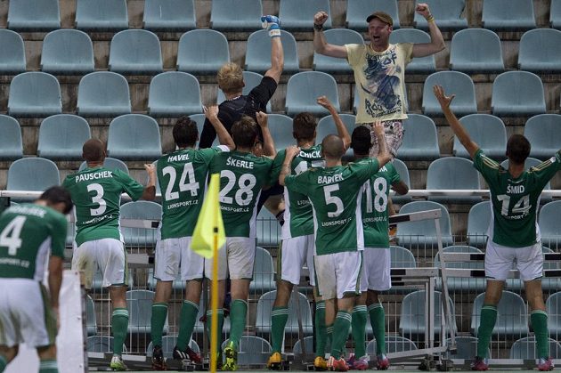 Brankář Bohemians Zdeněk Zlámal se raduje se spoluhráči z gólu v závěru zápasu s Duklou.
