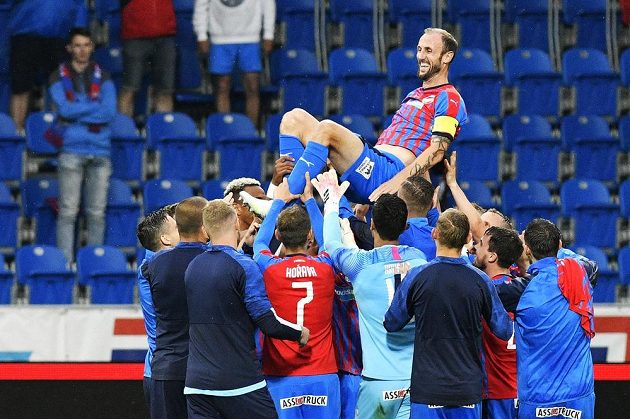 Fotbalisté Plzně při pozápasovém loučení se spoluhráčem Romanem Hubníkem (nahoře).