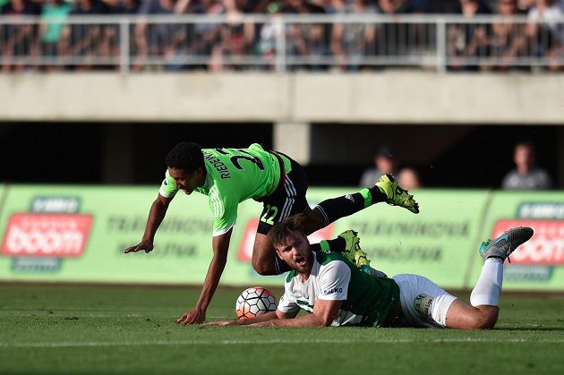 Jablonecký útočník Tomáš Wágner (dole) a obránce Ajaxu Jairo Riedewald bojují o balón.