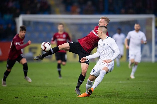 Václav Drchal ze Sparty Praha a liberecký obránce Ondřej Karafiát během utkání 23. kola Fortuna ligy.