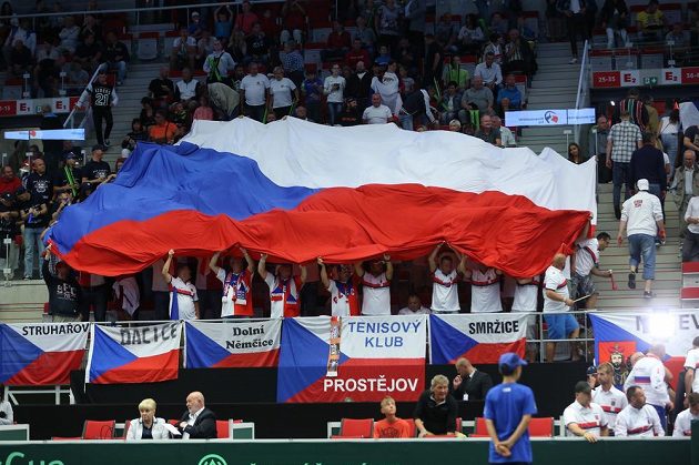 Čeští fanoušci povzbuzují Lukáše Rosola v zápase s Francouzem Jo-Wilfriedem Tsongou.