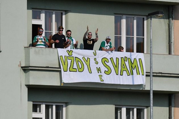 Fanoušci Bohemians na balkóně, odkud sledovali zápas s Teplicemi.