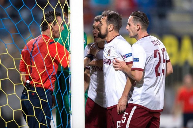 Fotbalisté Sparty Praha (zleva) David Lafata, Marek Matějovský, Mario Holek diskutují v závěru utkání s rozhodčím Marijem Strahonjou.