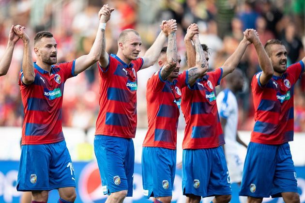 Fotbalisté Viktorie Plzeň (zleva): Radim Řezník, Michael Krmenčík, Martin Zeman děkují fanouškům po utkání 2. kola Fortuna ligy s Libercem. Západočeši vyhráli 1:0.