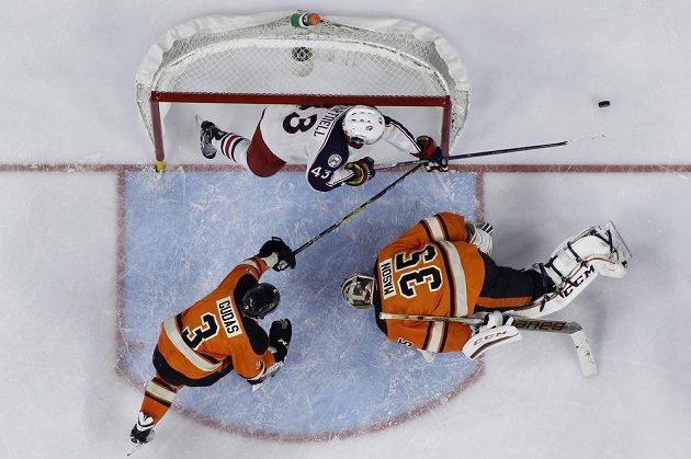 Bek Radko Gudas (3) z Philadelphie při obranné činnosti ve spolupráci s brankářem Stevem Masonem (35) v zápase NHL proti Columbusu.