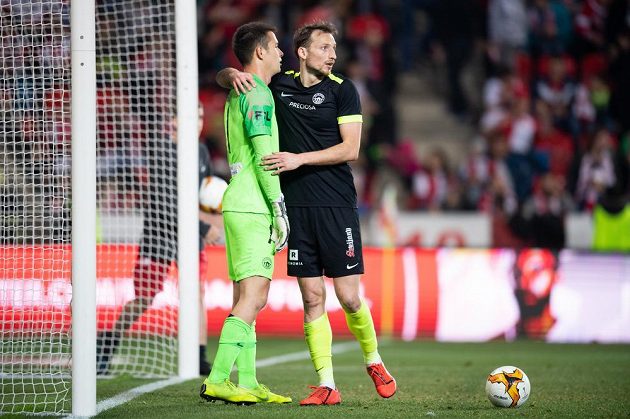 Liberecký brankář Filip Nguyen v objetí s útočníkem Liborem Kozákem při utkání se Slavií.