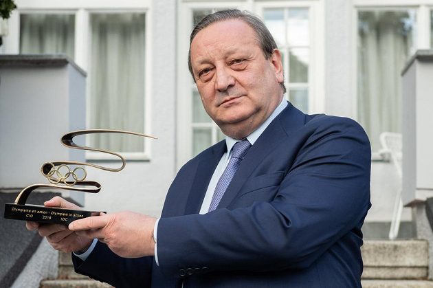 Ombudsman olympijského výboru Alexander Károlyi s cenou MOV za rok 2018, dne 10. prosince 2018 v Praze.
