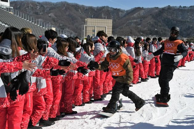 Korejští dobrovolníci vítali v cíli každého snowboardistu. Takto přivítali Petra Horáka (vpředu).