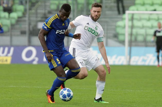 Mohamed Tijani z Jihlavy a Tomáš Wágner z Karviné v akci během baráže o účast v první fotbalové lize.