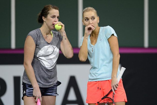 Zleva Anastasia Pavljučenkovová a Jelena Vesninová během úterního tréninku ruského týmu před finále Fed Cupu.