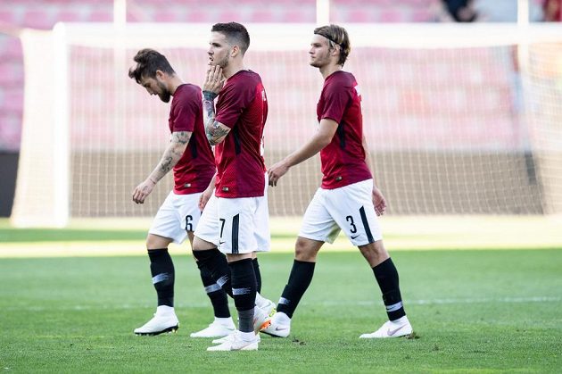 Zklamaní fotbalisté Sparty zleva Lukáš Vácha, Mihailo Ristič a Matěj Pulkrab po porážce s Lubinem