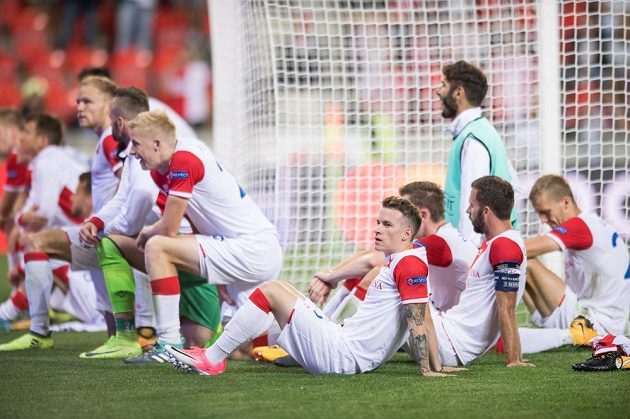 Fotbalisté Slavie Praha v tradičním rituálu před fanoušky po vyřazení v play off Ligy mistrů.
