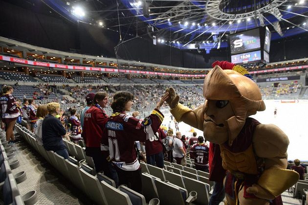 Sparťanští fanoušci a jejich maskot v hledišti O2 areny během útkání Ligy mistrů se Storhamarem.
