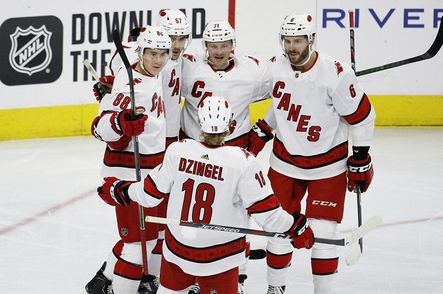 Hokejisté Carolina Hurricanes oslavují po vstřelením gólu - na snímku Ryan Dzingel (18), Martin Nečas (88), Trevor van Riemsdyk (57), Lucas Wallmark (71) a Joel Edmundson (6).