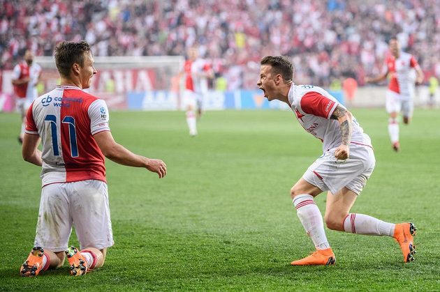 Stanislav Tecl (vlevo) a Jan Sýkora ze Slavie oslavují gól na 2:0 proti Plzni.