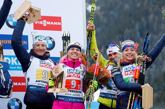 Česká sestava na stupních: zleva Ondřej Moravec, Eva Kristejn Puskarčíková, Michal Krčmář a Markéta Davidová.