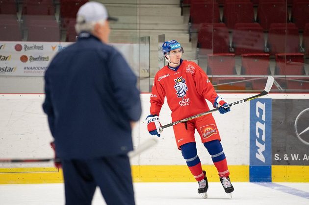 Filip Chytil během tréninku hokejové reprezentace před přípravnými zápasy s Německem.