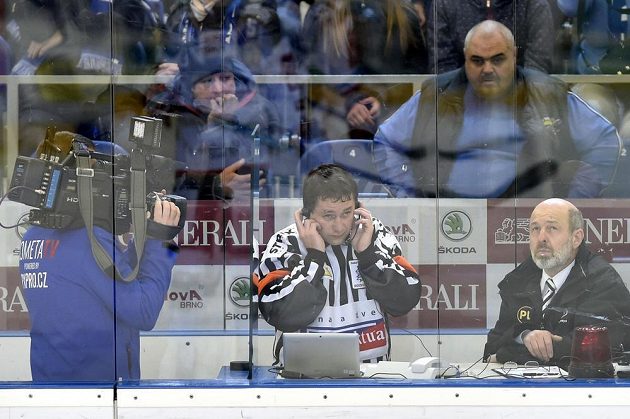 Hlavní rozhodčí Miroslav Petružálek telefonuje s videorozhodčím, vyrovnávací gól královéhradeckého Radka Smoleňáka byl nakonec uznán.