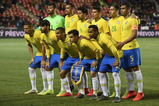 Základní sestava Brazílie. V přední řadě (zleva) Richarlison, Lucas Paquetá, Allan, Philippe Coutinho, Alex Sandro. Horní řada (zleva) Alisson Becker, Danilo, Marquinhos, Thiago Silva, Roberto Firmino, Casemiro.