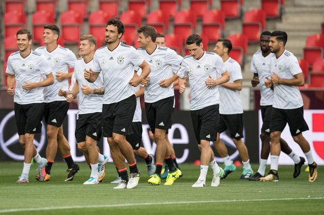 Německý obránce Mats Hummels a jeho spoluhráči během tréninku před utkáním kvalifikace MS 2018 v Eden Areně v Praze.