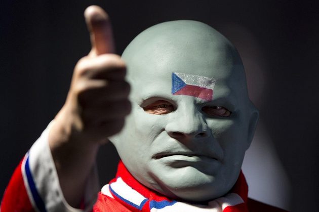 S přesvědčivou výhrou nad Běloruskem byl spokojen i dlouholetý fanoušek českého týmu - hokejový Fantomas.