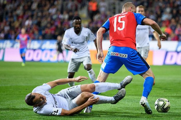 Neuznaný gól Plzně. David Lischka ze Sparty Praha a Michael Krmenčík z Viktorie Plzeň.