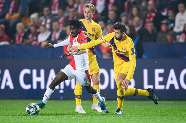 Peter Olayinka ze Slavie (vlevo) a Gerard Piqué z Barcelony během utkání základní skupiny Ligy mistrů v Sinobo Stadium v Praze.