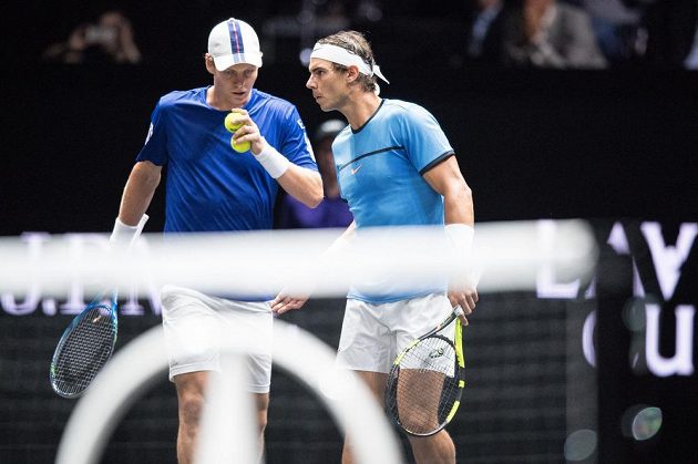 Rafael Nadal (vpravo) a Tomáš Berdych během čtyřhry s Jackem Sockem a Nickem Kyrgiosem v rámci Laver Cupu.