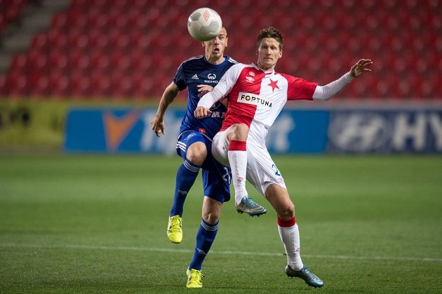 Uroš Radakovič z Olomouce (vlevo) a slávistický útočník Milan Škoda bojují o míč v utkání 11. kola Synot ligy.