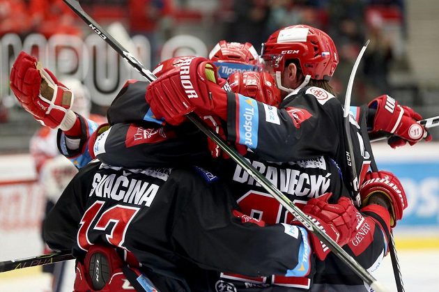 Hokejisté Třince se radují z druhé branky ve čtvrtfinále play off hokejové extraligy s Pardubicemi.