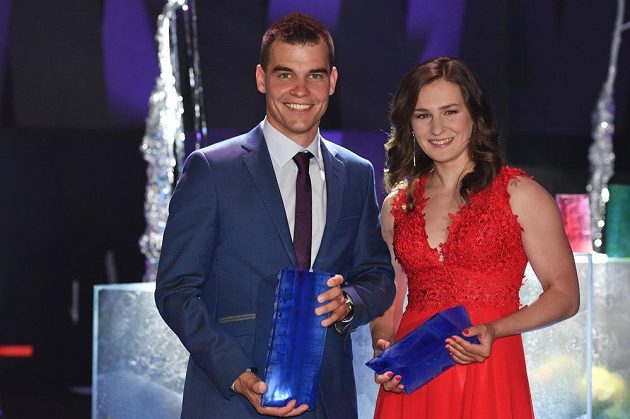 Olympijští medailisté Michal Krčmář a Veronika Vítková při vyhlášení výsledků ankety o nejlepšího českého biatlonistu sezóny 2017/18 podělili o ceny.