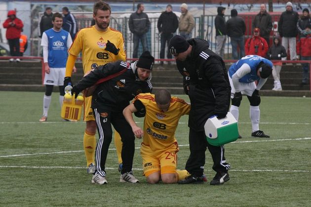 ...najednou však podklesl v kolenou.