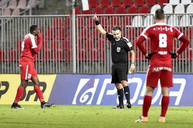 Francis Koné z Brna dostává červenou kartu. Uprostřed rozhodčí Jan Jílek, vpravo Jan Polák z Brna.