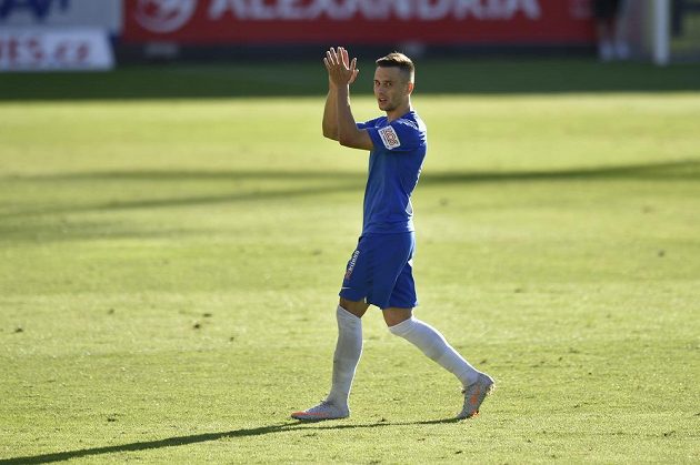 Střelec jednoho gólu Jakub Pešek z Liberce děkuje divákům při odchodu ze hřiště po vystřídání.