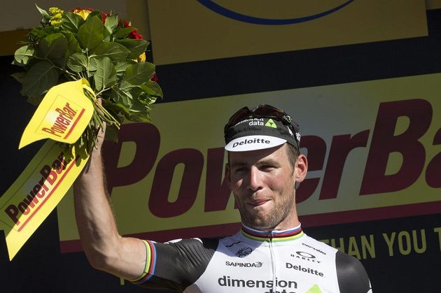 Britský cyklista Mark Cavendish slaví vítězství ve čtrnácté etapě Tour de France.