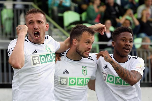 Karvinští fotbalisté se radují v utkání baráže o účast v první fotbalové lize z úvodní branky. Zleva Dávid Guba, Lukáš Budínský a Adriel D Avila Ba Loua.