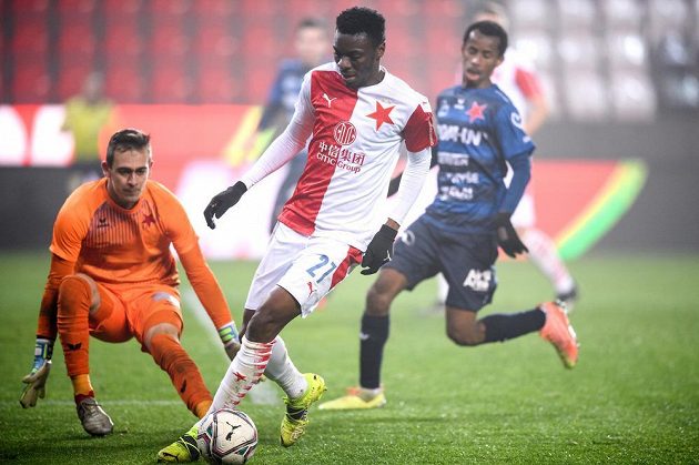 Brankář Karlových Varů Jiří Chára a Ibrahim Traoré ze Slavie Praha v utkání osmifinále MOL Cupu.
