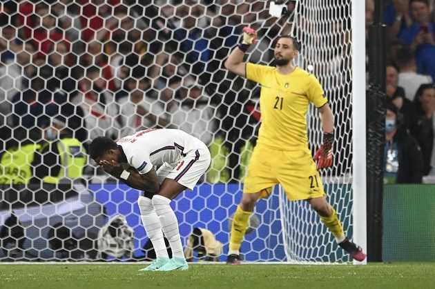 Angličan Marcus Rashford nepřekonal Gianluigiho Donnarummu v italské bráně při penaltovém rozstřelu.