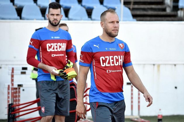 Daniel Kolář (vpředu) a Tomáš Koubek během tréninku české fotbalové reprezentace.