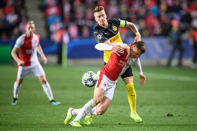 Lukáš Masopust ze Slavie Praha a Marco Reus z Dortmundu během utkání základní skupiny Ligy mistrů.